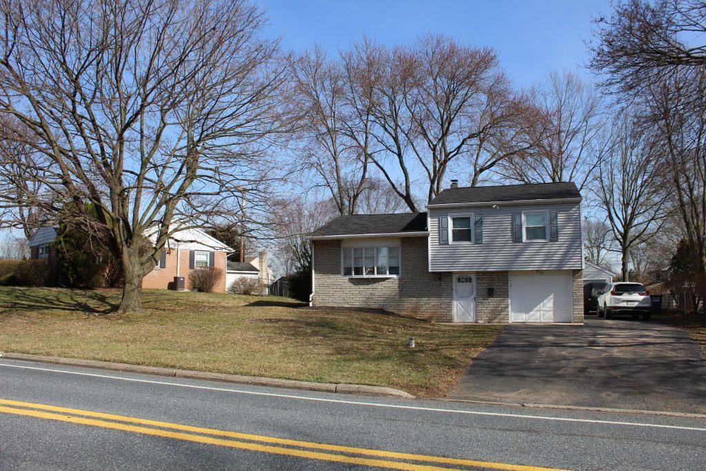 full view of house in douglassville during winter